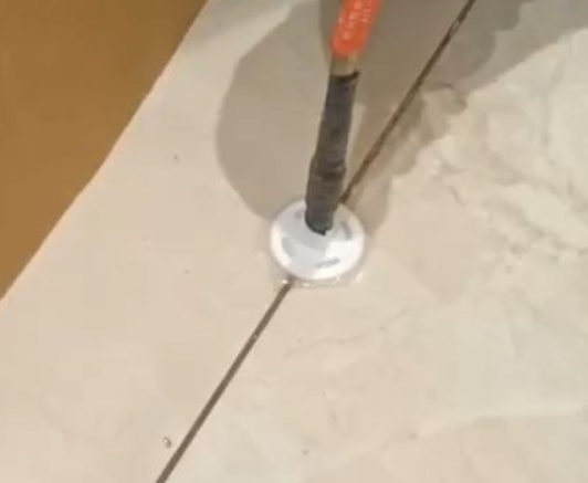 汉阴瓷砖空鼓维修公司专业解答瓷砖在铺贴过程中，如果没有涂抹均匀到位的粘结材料（如水泥砂浆或瓷砖胶），可能会导致以下问题